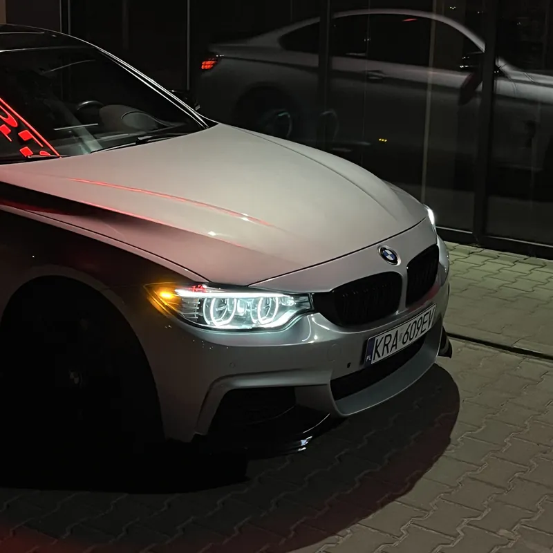 Srebrne BMW serii 4 nocą w Krakowie - eksperci finansowi Penthouse Office poza biurem