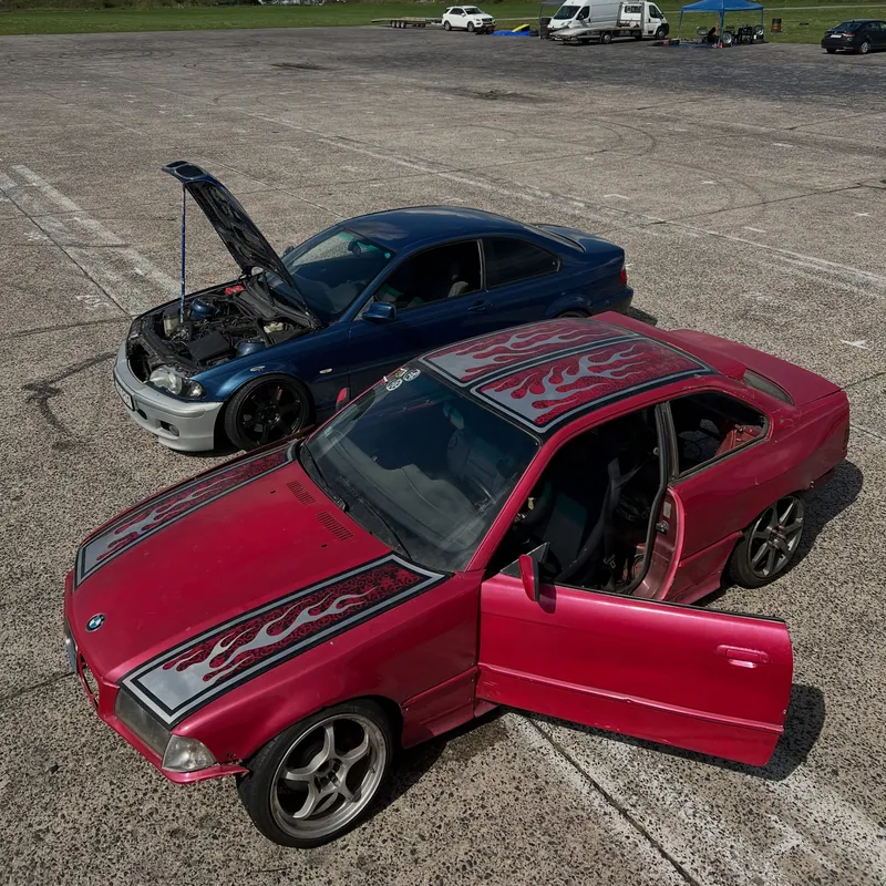BMW E36 z malowanymi płomieniami i BMW E46 na placu - projekty samochodowe zespołu Penthouse Office