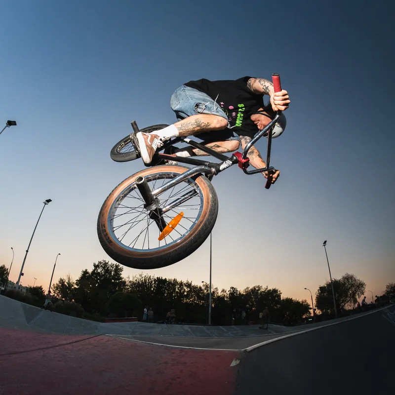 Wysoki skok BMX w skateparku o zmierzchu - adrenalina po godzinach w Penthouse Office