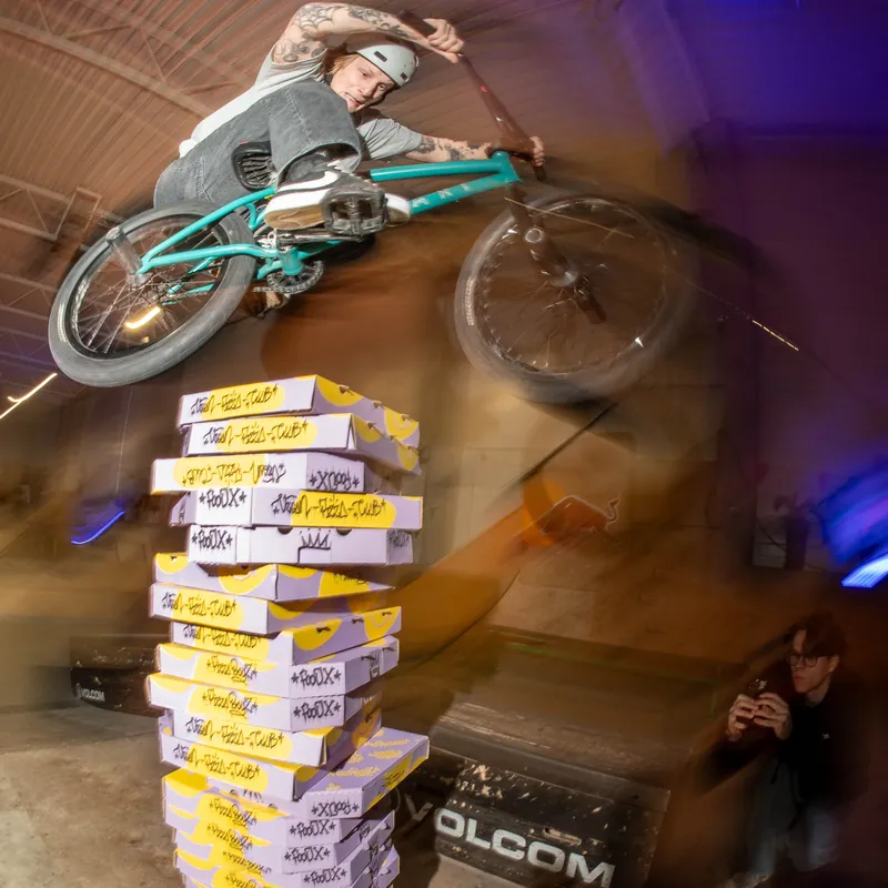 Skok na rowerze BMX nad wieżą z pudełek po pizzy - sportowe pasje zespołu Penthouse Office