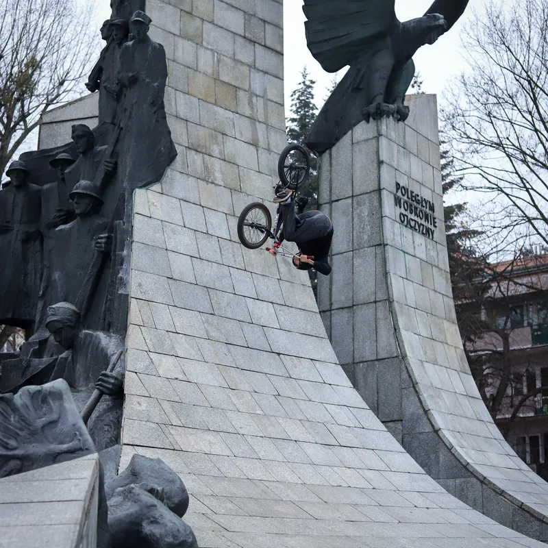 Wallride na rowerze BMX po monumentalnej ścianie - sportowe pasje doradców Penthouse Office