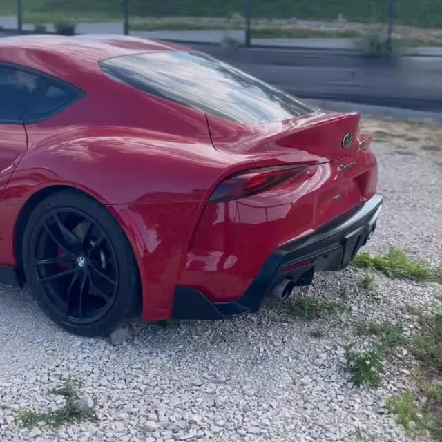 Czerwona Toyota Supra - motoryzacyjne pasje zespołu biura finansowego Penthouse Office