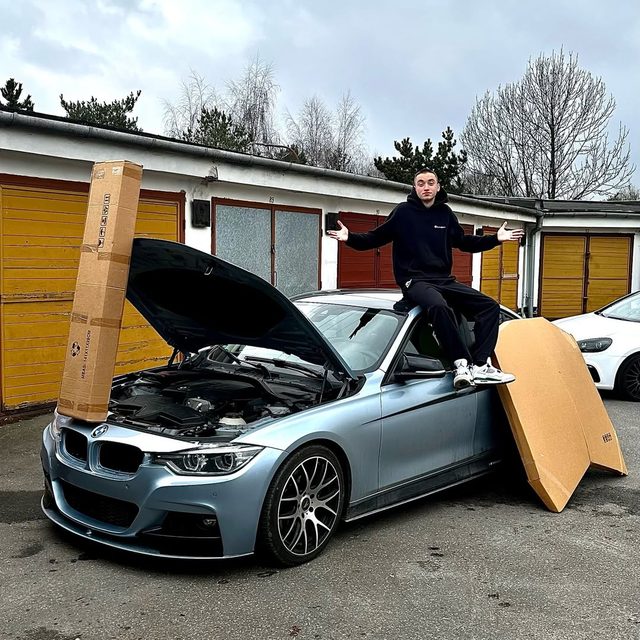 Motoryzacja - zespół Penthouse Office poza biurem