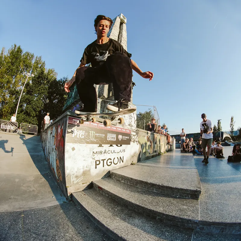Ollie na deskorolce w krakowskim skateparku - aktywność zespołu ekspertów finansowych Penthouse Office