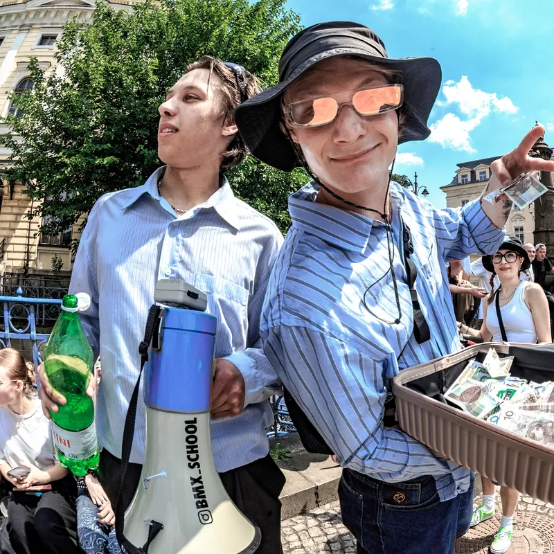 Organizatorzy zawodów skate z megafonem i nagrodami w Krakowie - ekipa Penthouse Office poza biurem